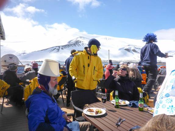 Almoço festivo de chapéus criativos no deck do Sea Spirit, na baía de Deception Island, na Antártida